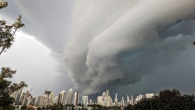 BOM issues storm warnings for Gold Coast, Brisbane, Ipswich and other parts of south-east Queensland