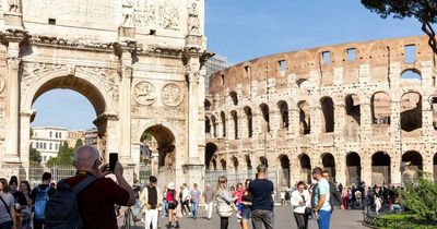 Conmen arrested after dressing as gladiators and forcing Irishman to pay €250 for Colosseum photograph