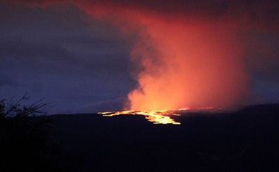 Mauna Loa news - live: Hawaii volcano eruption shifts from summit to rift as shelters open and flights delayed