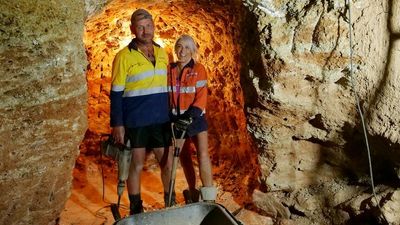 New Zealand couple with 'gem fever' spending every winter 12 metres underground in Qld