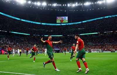 Fernandes brace against Uruguay puts Portugal through to last 16