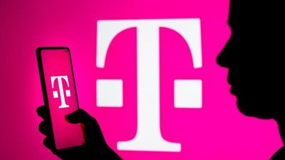 'Un-carrier' T-Mobile Makes a Very Verizon, AT&T 'Carrier' Move