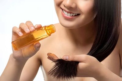 Remedy to hair loss with onion-based oil