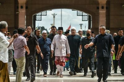 Anwar pleads for support from Malaysia's powerful civil service