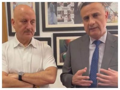 Consul General of Israel, Kobbi Shoshani, meets Anupam Kher to apologise for Nadav Lapid's remarks on 'The Kashmir Files' - WATCH