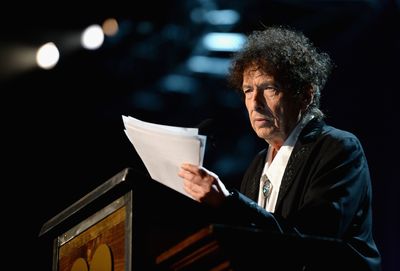Publisher, art galleries offer refunds after Bob Dylan autographs are found to be made via auto-pen