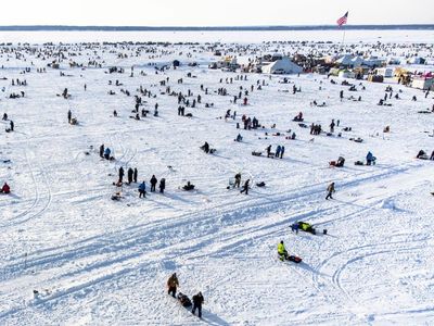 200 fishermen rescued from drifting ice in Minnesota lake