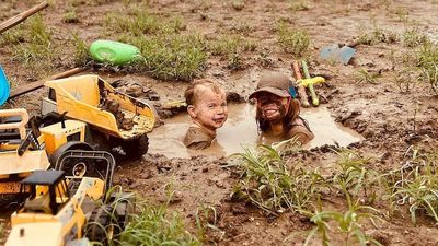 Heavy rains in Queensland bring relief to some drought-hit farmers, others count cost after flash floods