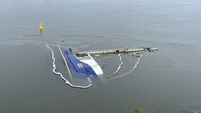 Fears capsized trawler is spilling pollutants into Burnett River, posing a risk to wildlife and water users