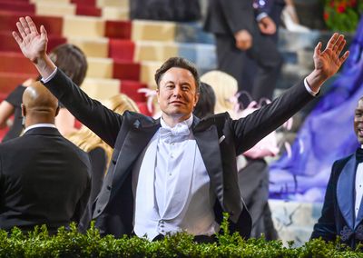 Elon Musk delays Twitter Blue launch again, this time to spite Apple