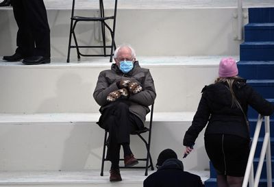 Bernie Sanders in damn good mittens – Brendan Smialowski’s best photograph