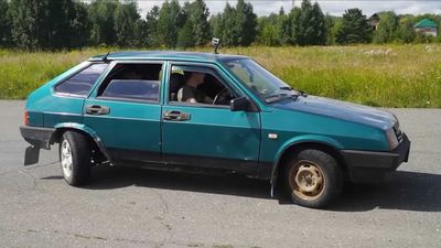 Modified Lada Gets Four Steering Wheels, One To Control Each Tire