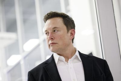 Elon Musk says he met with Apple CEO Tim Cook and 'resolved the misunderstanding' after several tweets attacking the company
