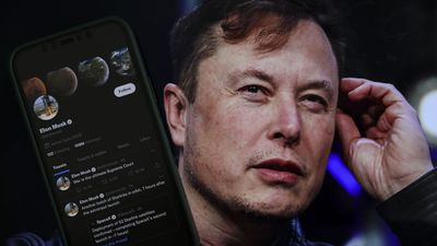 Musk tries to dial down tensions with Apple over Twitter