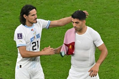 Suarez, Cavani muted at World Cup but Uruguay coach under fire
