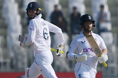 England shake off virus to lead 174-0 at lunch on first day against Pakistan