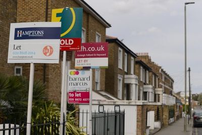 UK house prices: average property price fell by £4,500 in November