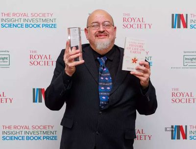Dr Henry Gee wins the 2022 Royal Society Science Book Prize
