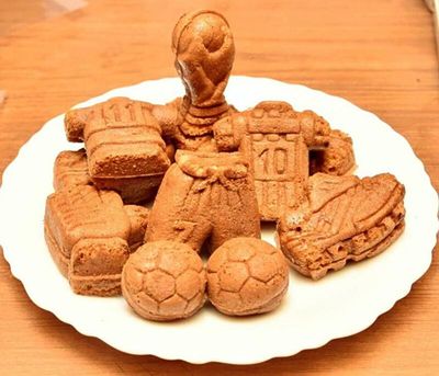 Qatar World Cup 2022 / Soccer sweets brought back to cheer on Japan