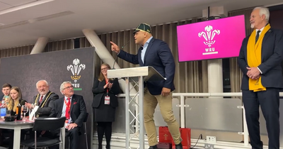 Australia rugby star sings Bon Jovi in brilliant Welsh tradition as whole room joins in