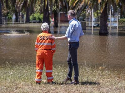 Floods ease in NSW but threat 'not over'