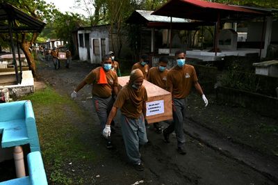 Philippines' largest prison holds mass burial for 70 inmates