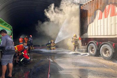 Truck fire blocks tunnel