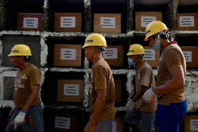 Manila prison holds mass burial of 70 unclaimed bodies