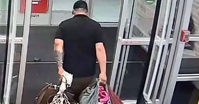 Thief drags handbags and purses behind him in brazen $5,000 Black Friday raid