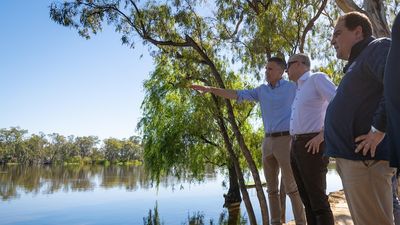 Prime Minister Anthony Albanese praises Riverland's resilience ahead of predicted River Murray flood peak