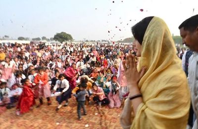 Mainpuri Byelection: Dimple Yadav Holds Mega Roadshow In Jaswantnagar On Last Day Of Campaigning, Huge Crowd Turns Up