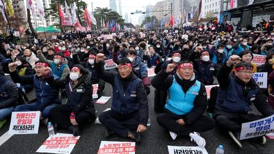 Thousands protest in South Korea in support of truckers, government orders them back to work