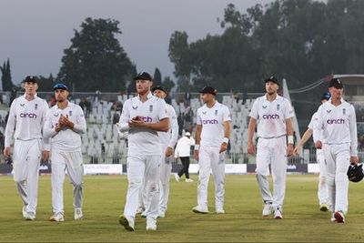 England strike late to take control of Pakistan test but work still to be done