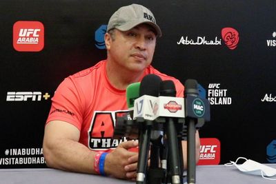 Coach Javier Mendez: Islam Makhachev’s size and grappling will be too much for Alexander Volkanovski at UFC 284