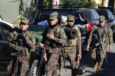 El Salvador sends 10,000 police, army to seal off town