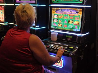 Greens' plan to phase pokies out of pubs