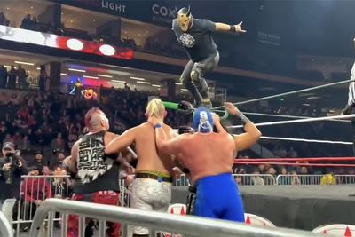 Cain Velasquez wins wrestling comeback for Lucha Libre AAA Worldwide in first competition since arrest: ‘I will always continue to fight, forever’