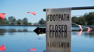 Rising River Murray leads to power worries for Riverland farmers, as some Renmark aged care residents to be evacuated