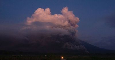 Indonesia's highest volcano Mount Semeru ERUPTS releasing lava river and gas clouds