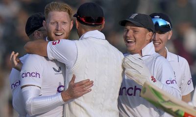Stokes and Robinson grab wickets after England set Pakistan tempting target