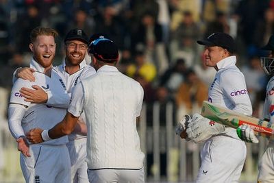 Relaxed England thriving with the shackles off in enthralling Pakistan Test