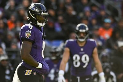 Lamar Jackson exits Broncos-Ravens with knee injury