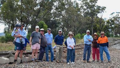 Farmers accuse railway manager of ignoring them over design of key freight line between Sydney and Perth