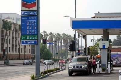 California lawmakers to meet, eye big oil's high gas prices