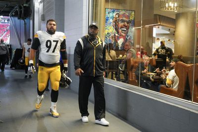 Steelers HC Mike Tomlin lets fan know he’s all business, even at halftime