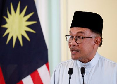 New PM Anwar says Malaysia to review plans for 5G network