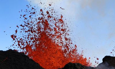 Lava flow from Mauna Loa slows even as volcano continues to emit gas plumes
