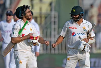 England toil away with little reward as Pakistan edge closer to Test victory