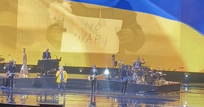 Rod Stewart pays tribute to Ukraine during emotional Glasgow gig