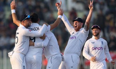 Anderson and Robinson bowl England to stunning first Test win over Pakistan